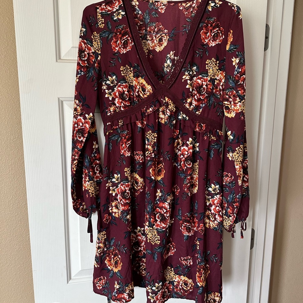 Target women’s maternity dress size small. Never been worn.